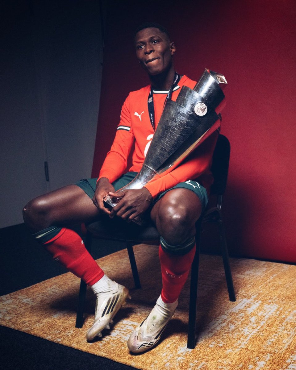 RisingStarXI's tweet image. 🇵🇹🤯 𝐍𝐔𝐍𝐎 𝐌𝐄𝐍𝐃𝐄𝐒 (𝟐𝟑) reaches now his 𝟏𝟕𝐓𝐇 𝐒𝐄𝐍𝐈𝐎𝐑 𝐓𝐈𝐓𝐋𝐄 of his career

🌎🏆 1x FIFA International Cup
🇫🇷🏆 4x Ligue 1
🇫🇷🏆 4x France SuperCup
🇫🇷🏆 2x French Cup
🇪🇺🏆 1x UEFA Champions League
🇪🇺🏆 1x European SuperCup
🇪🇺🏆 1x UEFA Nations League
🇵🇹🏆 1x…