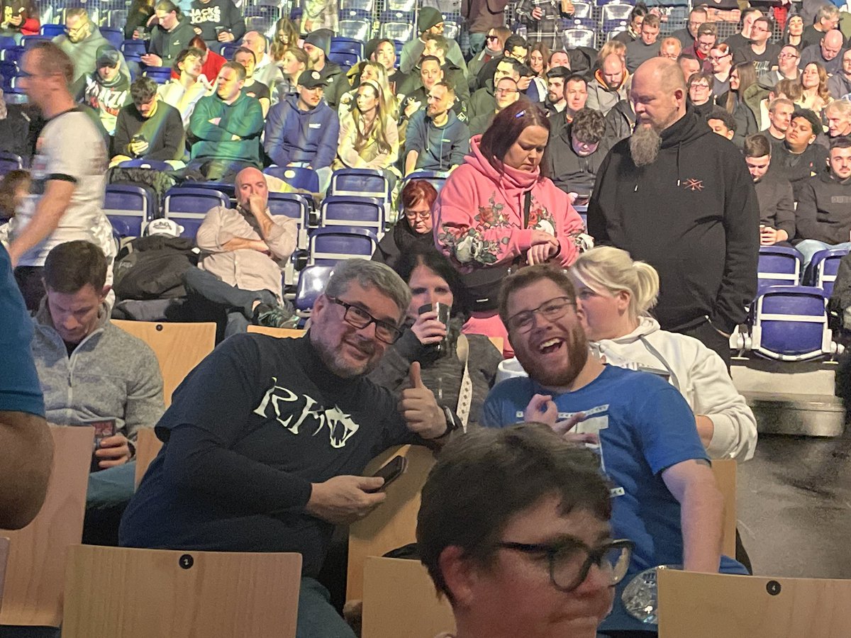 ProscheJean's tweet photo. #WWELive Wrestling Familie https://t.co/KKqEzXOiRD