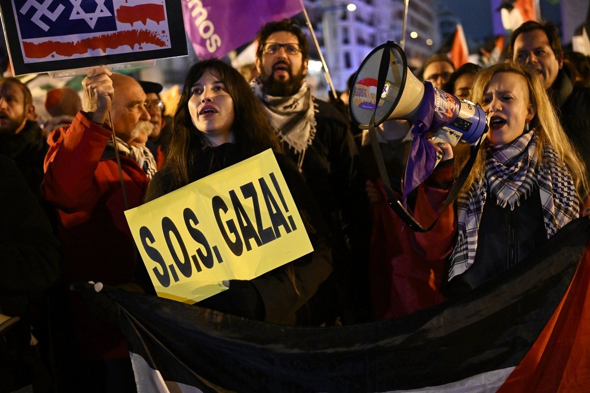 🇵🇸 No podemos normalizar la complicidad del deporte con un genocidio. Seguimos en la calle, defendiendo derechos y dignidad. Que se jueguen estos partidos son un blanqueo al estado genocida. 
#StopGenocidio #PalestinaLibre #DeportePorLaPaz