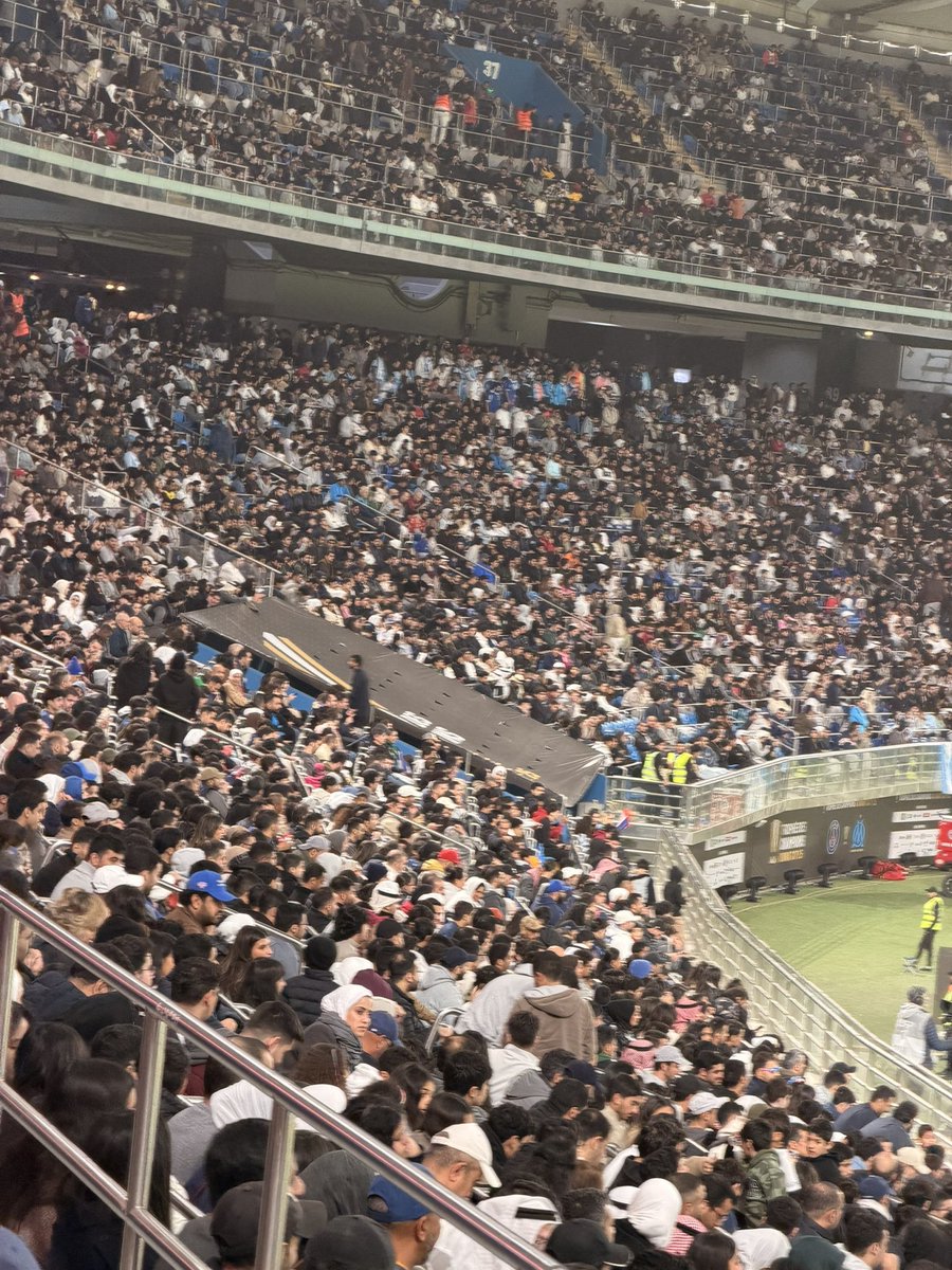 football_li5's tweet image. واو، واو، واو!

تحية كبيرة من أعماق قلبي للشعب الكويتي العزيز..

عندما قلت شعب شغوف بكرة القدم؛ لم أخطئ

52 الف متفرج في نهائي السوبر الفرنسي.. 

والله دولة الكويت مع شعبها المحبوب والشغوف بكرة القدم تستطيع إستضافة اكبر بطولات العالم

شكرًا الكويت 🇰🇼💙👏🏻