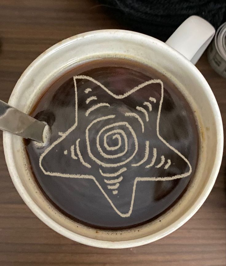 lestoilest's tweet photo. вы себе даже ПРЕДСТАВИТЬ не можете, как мне не хватало чувства адреналина (я совсем чуть-чуть!), когда мчишься по городу в костюме и понимаешь, что ты помогла людям. мия осталась с хэнком и джанет, которые не дождались внуков от хоуп, зато от меня уже да. 🤭 https://t.co/aHhokdTl1P