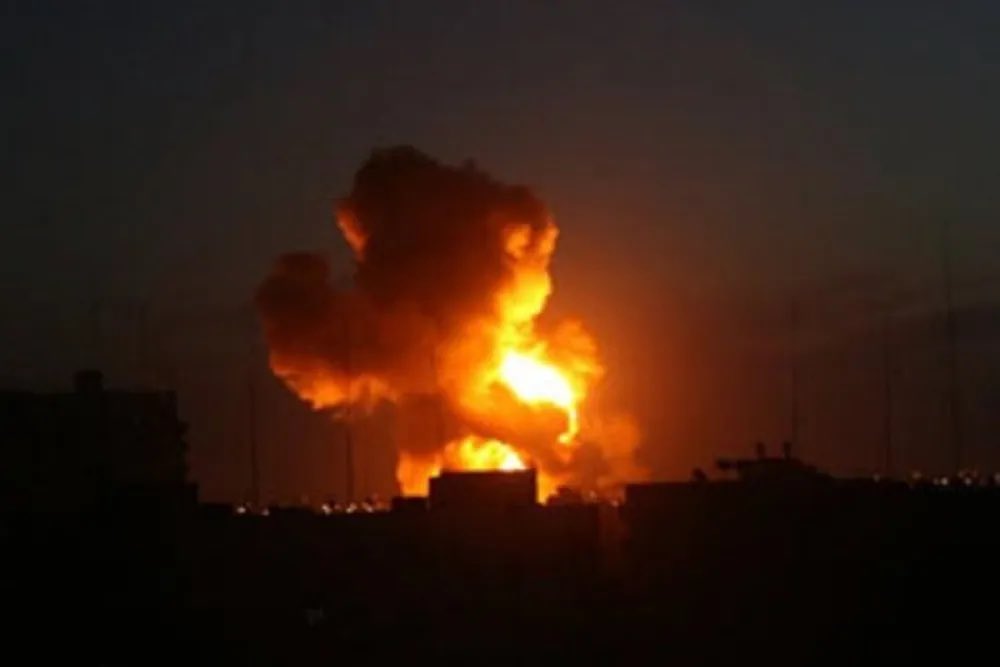 Jhkhelles's tweet image. القصف على غزة لم يتوقف منذ الصباح، لقد خدعوكم حين قالوا أن الحرب قد انتهت !!