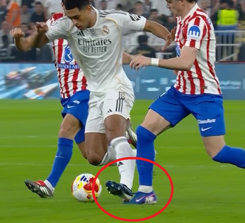 El primer gol del Real Madrid viene de una falta inexistente, es Bellingham el que pisa a Gallagher. #SuperSupercopa