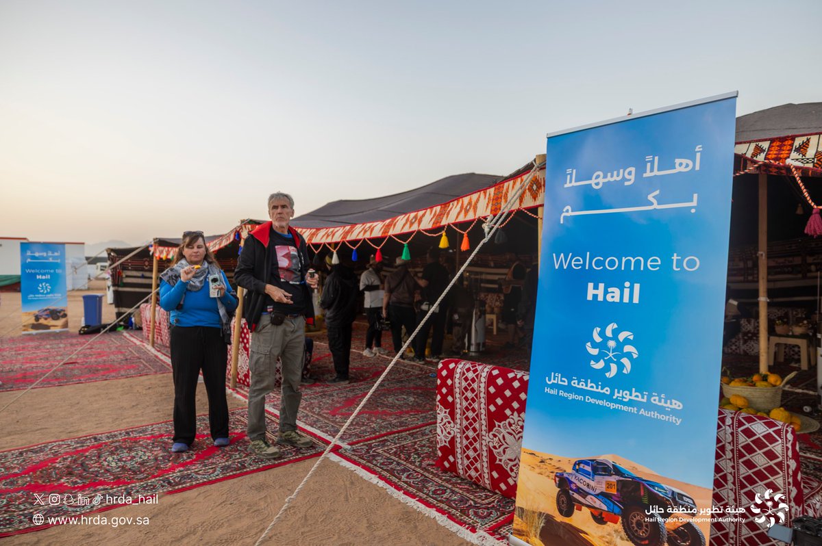 HRDA_HAIL's tweet photo. صنعت #هيئة_تطوير_حائل لحظة ضيافة استثنائية لأبطال #داكار2026، عبر مخيمٍ خُصِّص لاستقبالهم، ضمن مخيّم الماراثون، قُدِّمت فيه القهوة السعودية، والمأكولات الشعبية الحائلية، وأصناف من خيرات المنطقة، واكتملت الصورة بعروض العرضة السعودية والسامري، في مشهدٍ يجسّد عمق الإرث الثقافي وكرم الضيافة بالمنطقة.