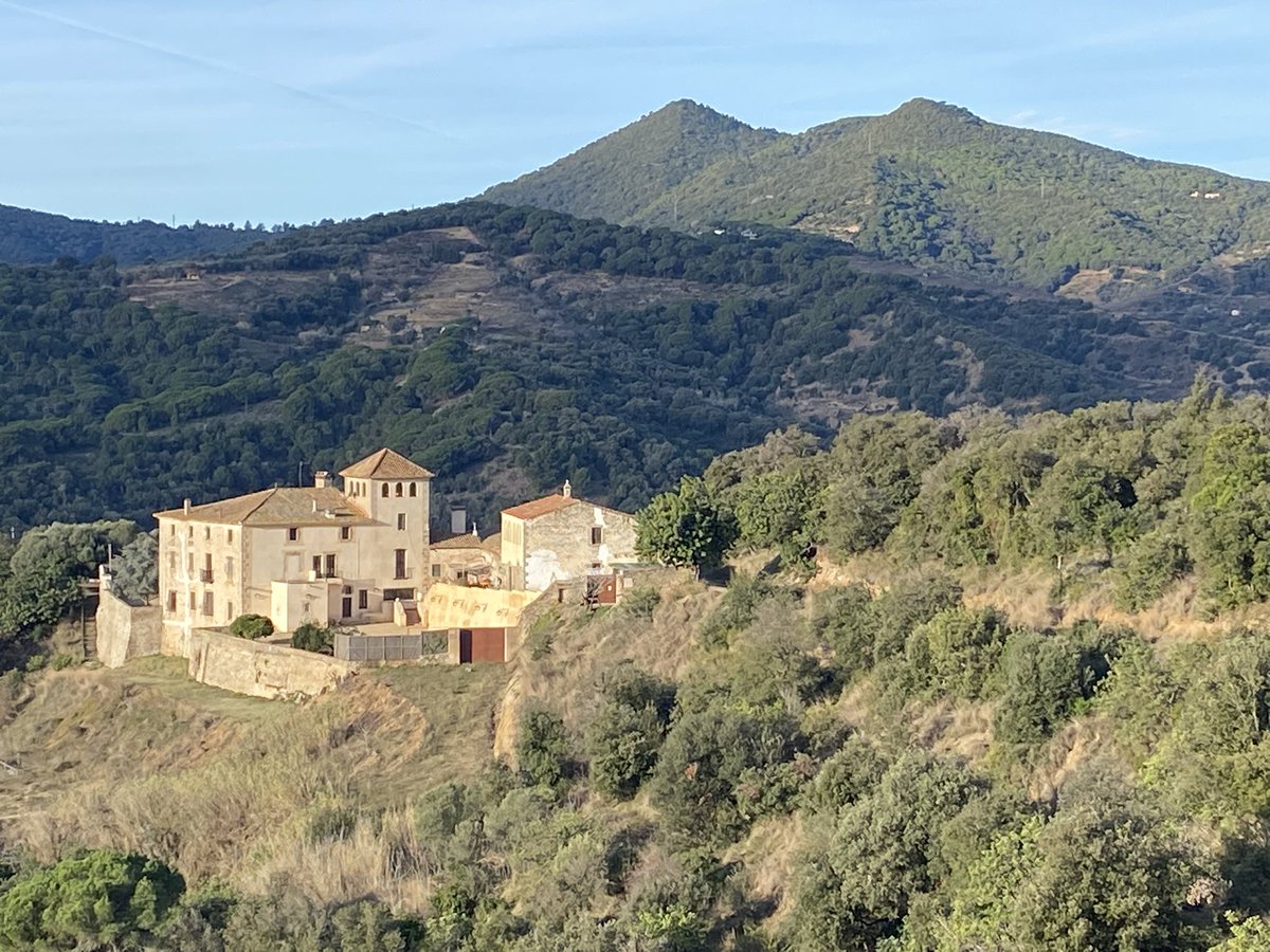 Can Sala de Dalt, casalot noble d'Arenys de Munt: "Una llegenda que corria pel poble assegura que els primers mariners que descobriren Amèrica abans d'emprendre el viatge hi varen anar a oferir tribut a la mare de Déu del Bon Tornar". inh.cat/articles/La-Ma…