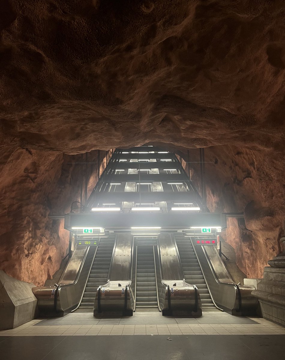 cfcjoe1888__'s tweet image. average metro station here. unreal place