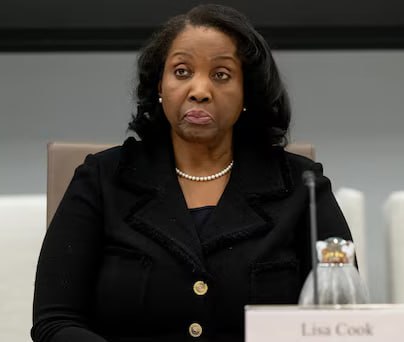 StandUpForFact's tweet image. While she repeatedly voted to NOT lower interest rates for us, this Fed Governor was lying on her own mortgage documents to get a lower interest rate for herself. 

Let that sink in. 

Should Lisa Cook be arrested?

YES or NO?

IF you support this, Give me a THUMBS-UP👍!