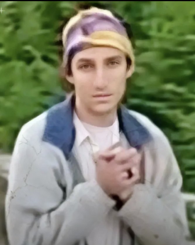 Este soldado de Israel disfrazado de turista estaba prendiendo fuego tu país. Miren como tienen ensayado el papel de víctima. 
Si fuera un Mapuche estaría encadenado en el piso de La Nacion + y vos estarías indignado. 
Pero naciste boludo.