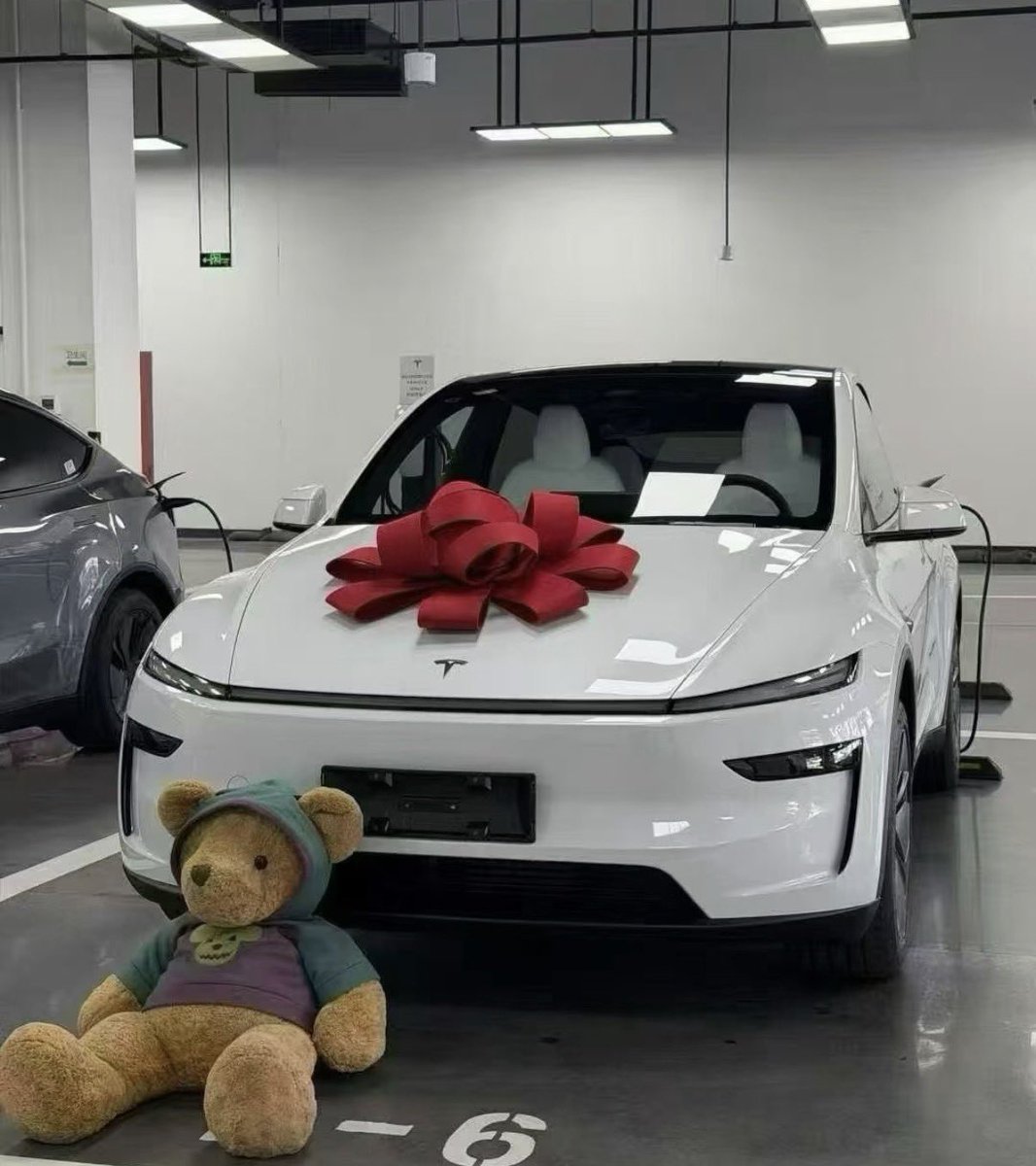 This is a Model Y vehicle with a black interior headliner. 

When you look at the vehicle from the outside, you feel a more integral atmosphere. 

What do you think?