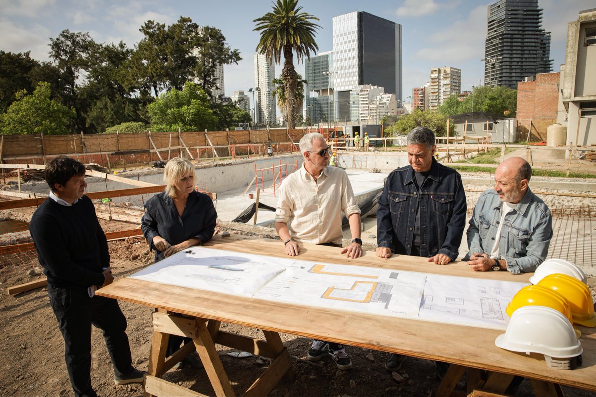 Mientras chicos y docentes disfrutan las vacaciones, seguimos trabajando en las escuelas de la Ciudad.
Estamos llevando a cabo más de 600 intervenciones en más de 400 establecimientos, en todos los barrios.
Son obras que mejoran los espacios, promueven un mayor bienestar para los