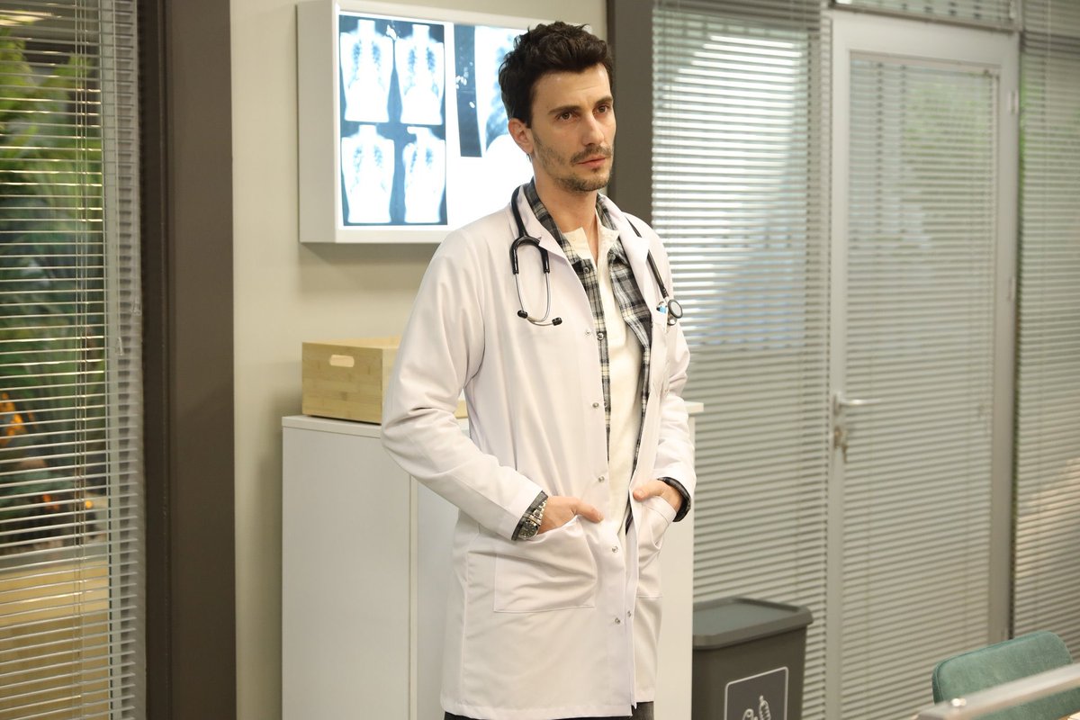 “Doktor Başka Hayatta” dizisinden ilk kareler yayınlandı. 

NOW’da ekrana gelecek dizinin başrollerini İbrahim Çelikkol, Sıla Türkoğlu, Şebnem Hassanisoughi ve Bertan Asllani paylaşıyor.