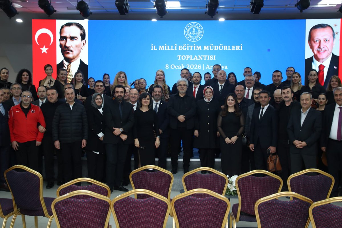 antalyamem07's tweet photo. Türkiye Yüzyılı Maarif Modeli vizyonu doğrultusunda, sanatın eğitici ve birleştirici gücünü merkeze alan anlayışla sahnedeydik. 🎶

Tamamı öğretmenlerden oluşan İl Millî Eğitim Müdürlüğümüz Maarif Orkestrası, aylar süren özverili ve titiz çalışmaların ardından gerçekleştirdiği konserle sanatseverlere unutulmaz bir müzik akşamı yaşattı.

Millî Eğitim Bakan Yardımcılarımız Sayın Ömer Faruk Yelkenci ve Sayın Celile Eren Ökten, İl Millî Eğitim Müdürleri Toplantısı kapsamında ilimizde misafir ettiğimiz il millî eğitim müdürlerimiz ile il eğitim yöneticilerimizin katılımlarıyla gerçekleşen bu anlamlı gecede; kültürel mirasımız, notalarla geleceğe taşındı. 

Sanatın birleştirici ve iyileştirici gücünü sahneye taşıyan tüm öğretmenlerimize ve bu özel buluşmaya değer katan tüm katılımcılarımıza teşekkür ederiz.

@tcmeb @Yusuf__Tekin @Mehmetyasineris @AntalyaValilik