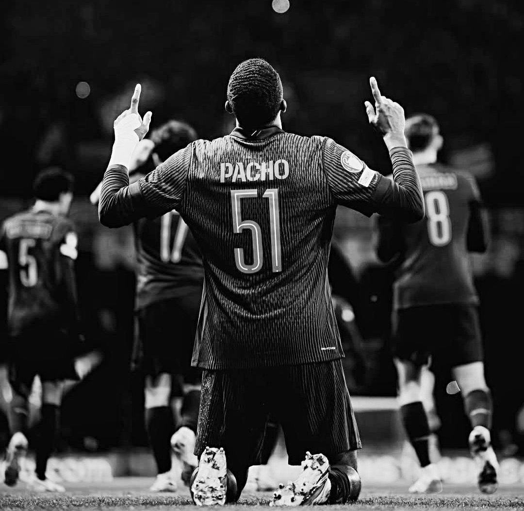 MessiahYaniss16's tweet image. Je voudrais tellement qu'on parle de Pacho les gars.

Je suis tombé amoureux de ce joueur. 0 blablabla. 0 provocation. Le mec est juste trop fort pour ce sport.

C'est tout simplement le meilleur défenseur du monde et un futur défenseur all time. Pacho on t'aime.