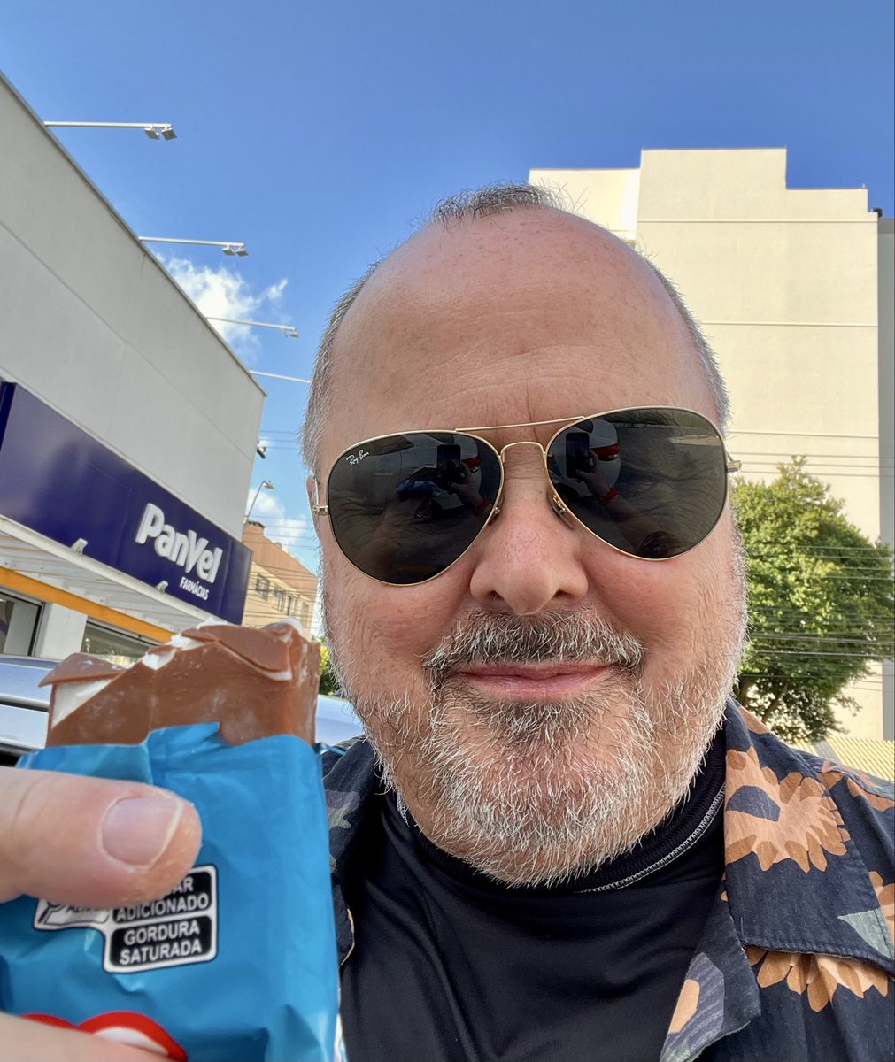 peepee172's tweet photo. Aderi à socialização em estacionamento de farmácia. A nova onda do verão 2026. https://t.co/aWC7aqXCeH
