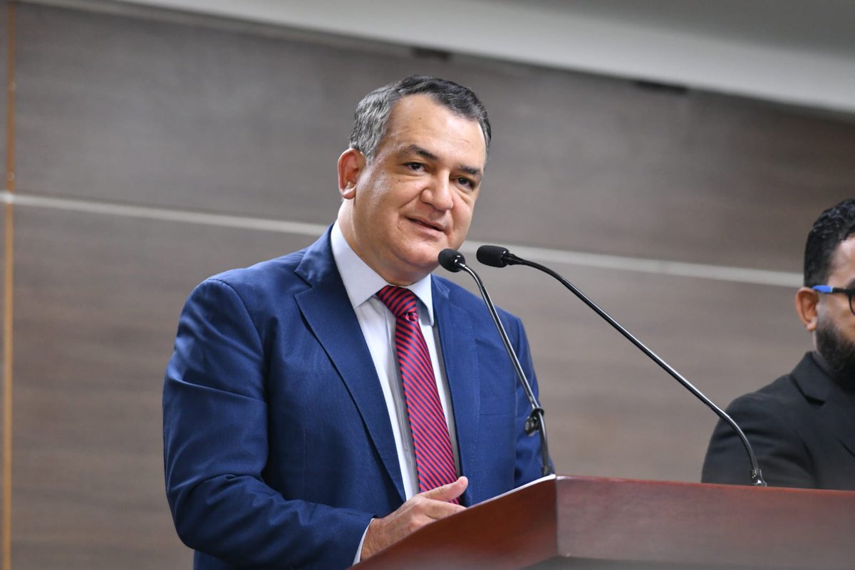 Con el inicio de captura de datos biométricos al personal de la JCE, quedó de manera oficial iniciado el proceso de renovación de la #NuevaCédulaRD. El presidente de la institución, <a href="/RomnJquez/">Román Andrés Jáquez Liranzo</a>, mencionó que este proyecto se llevará a cabo de manera gradual, siguiendo buenas