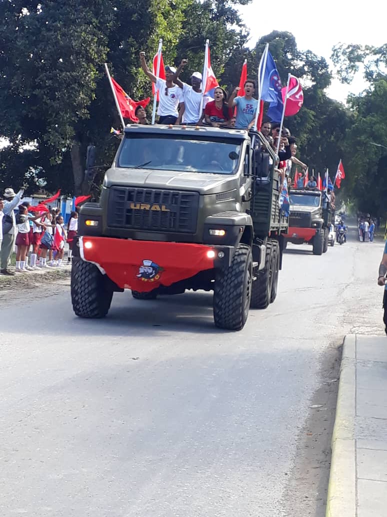 CUBAPEL's tweet photo. #CubapelPresente en el paso de la Caravana de la Libertad por el municipio Cotorro.
#FidelPorSiempre
#FidelViveEntreNosotros https://t.co/zJCYN9ozyS