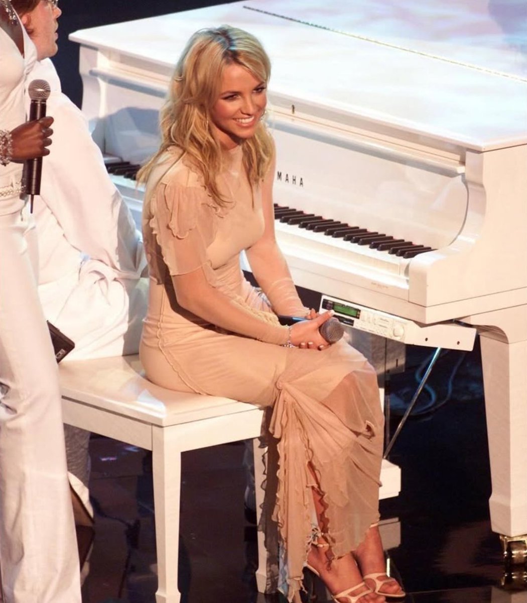 SeriesBrasil's tweet image. 🚨 Britney Spears sobre futuras apresentações:

"Nunca mais vou me apresentar nos EUA por motivos extremamente sensíveis, mas espero estar sentada em um banquinho, com uma rosa vermelha no cabelo, preso em um coque, me apresentando com o meu filho no Reino Unido e na Austrália…