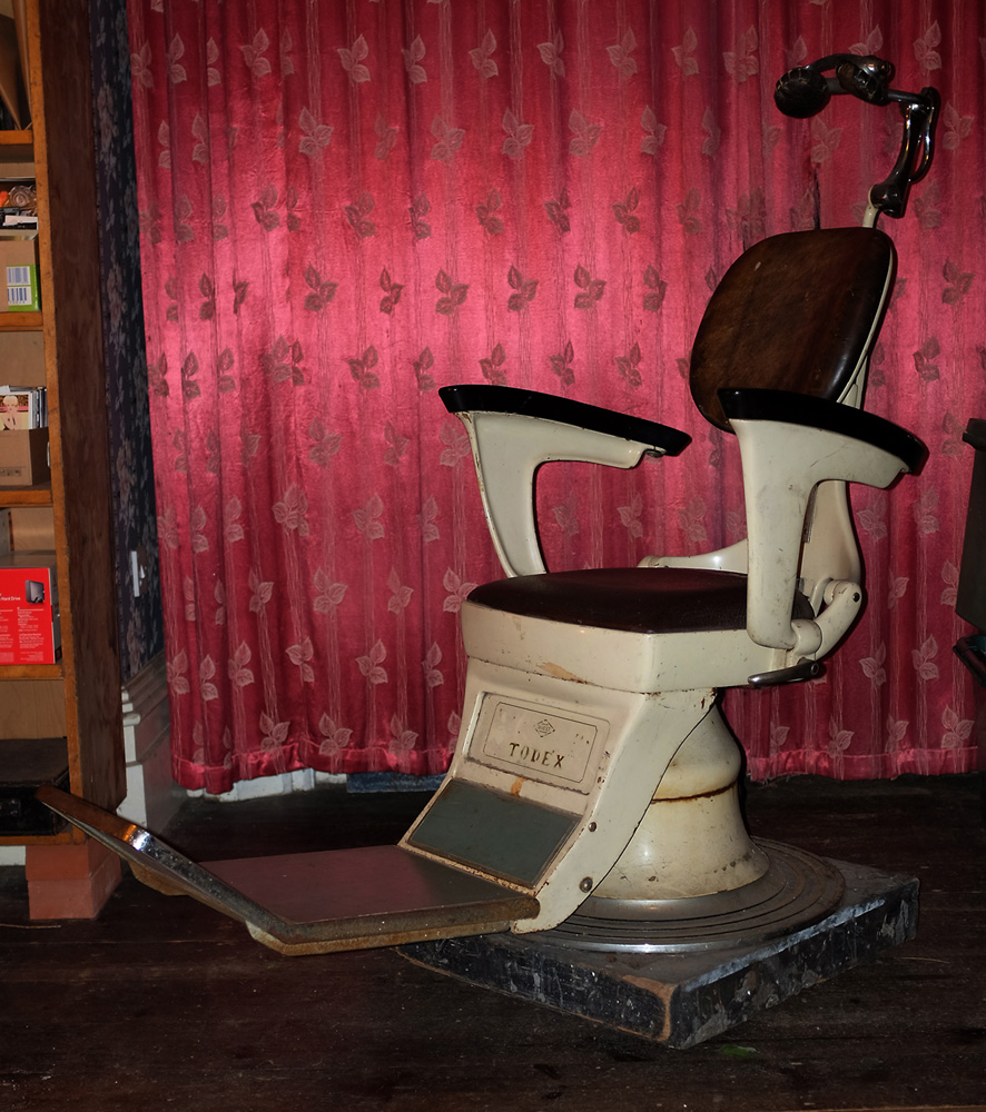 ChambersRetreat's tweet photo. We have some equipment and dungeon furniture for sale. The first unique item is attached here. 

TODEX - Dentist Chair (1950s)
Enamelled cast iron, chrome, leather and bakelite, hydraulic lift mechanism, fully original, in good working order…! £-offers https://t.co/Tq9T7qf21W