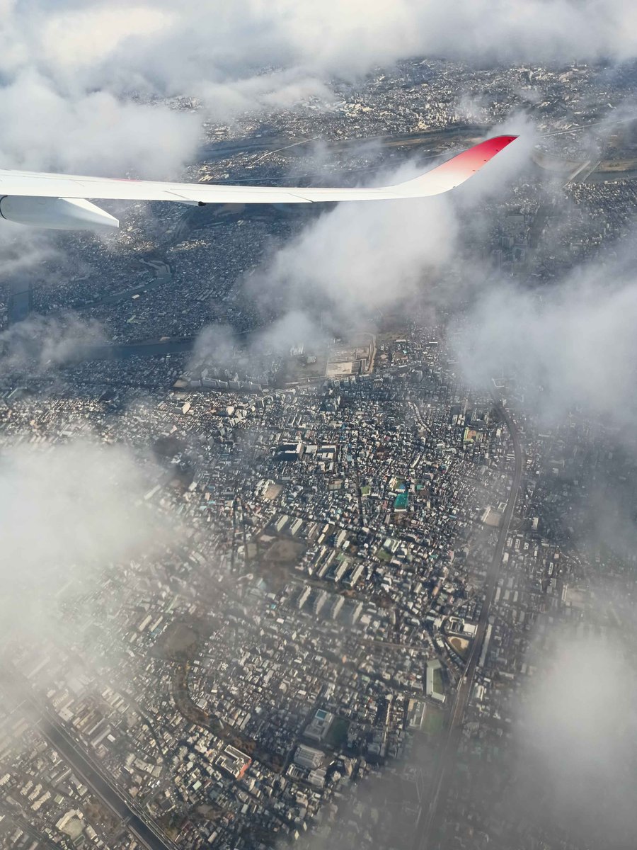 My favourite photo of all time from my trip in Japan 🔥

The clouds were so perfect 😍