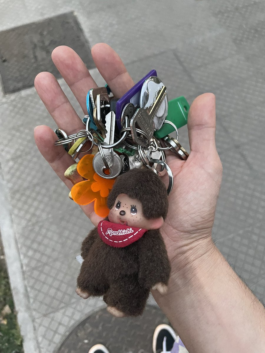 GabrielGarvo's tweet image. A una chica que iba en esas bicis naranjas se le cayó este manso manojo de llaves y le grite pero no me escuchó porque iba con audífonos. Por Antonio Varas, Providencia.