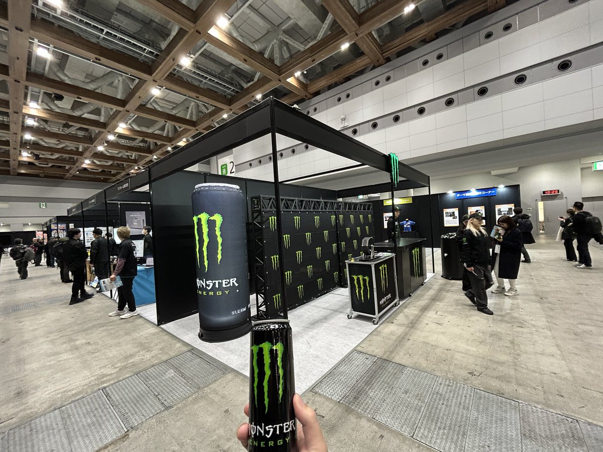 弊社ワンフレーム（株）のブースは「モンスター・エナジー」さんの隣です。中の人もいただきました。　#東京eスポーツフェスタ