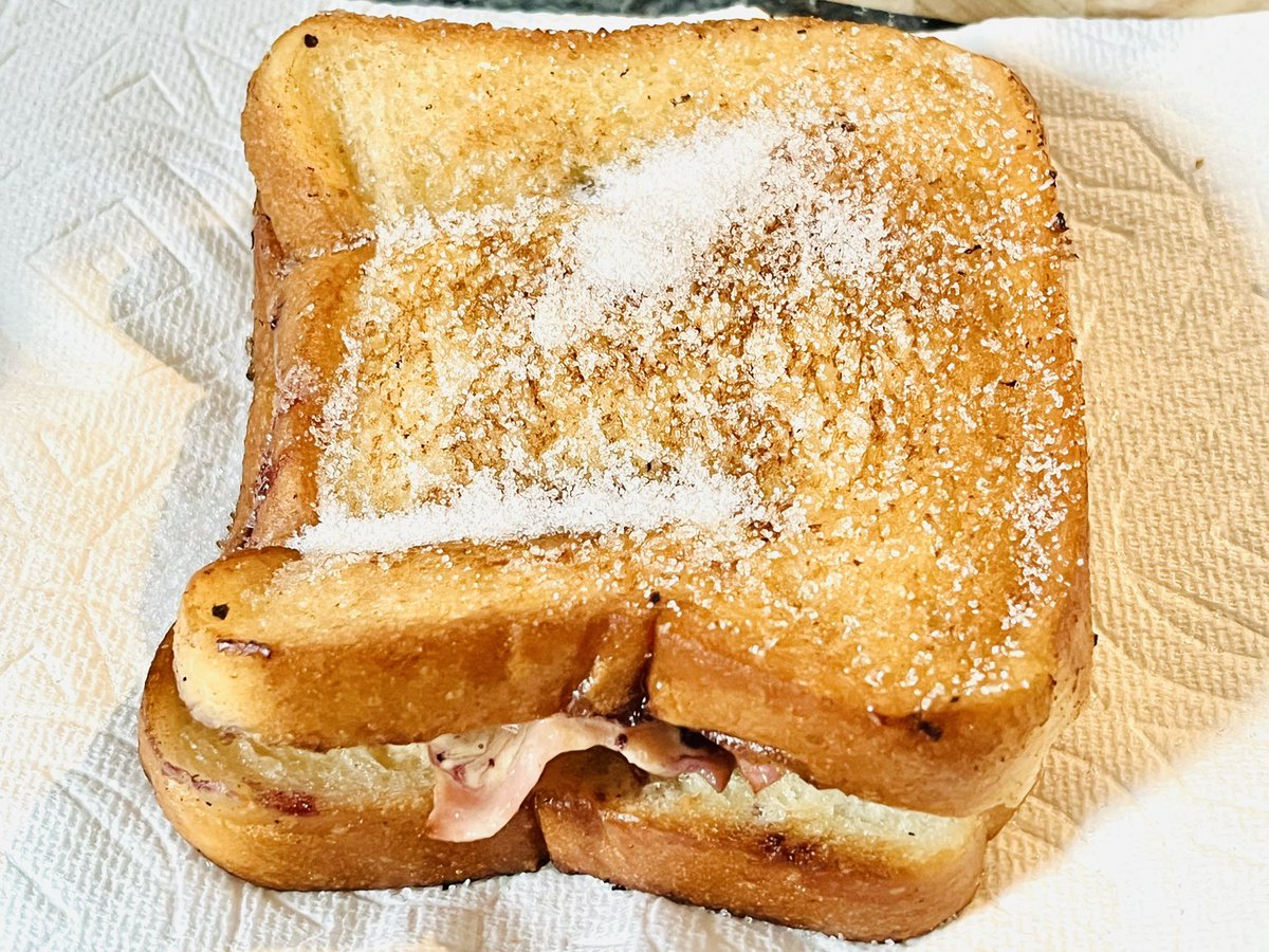 今日はプレスリー・サンドにチャレンジ。ピーナッツバターとブルーベリージャムで、焼きバナナと焼きベーコンをサンドして、揚げパンにしてグラニュー糖をまぶす🥪

カロリー爆弾。めっちゃ美味しいけど、年に1〜2回くらいでいいかな😅