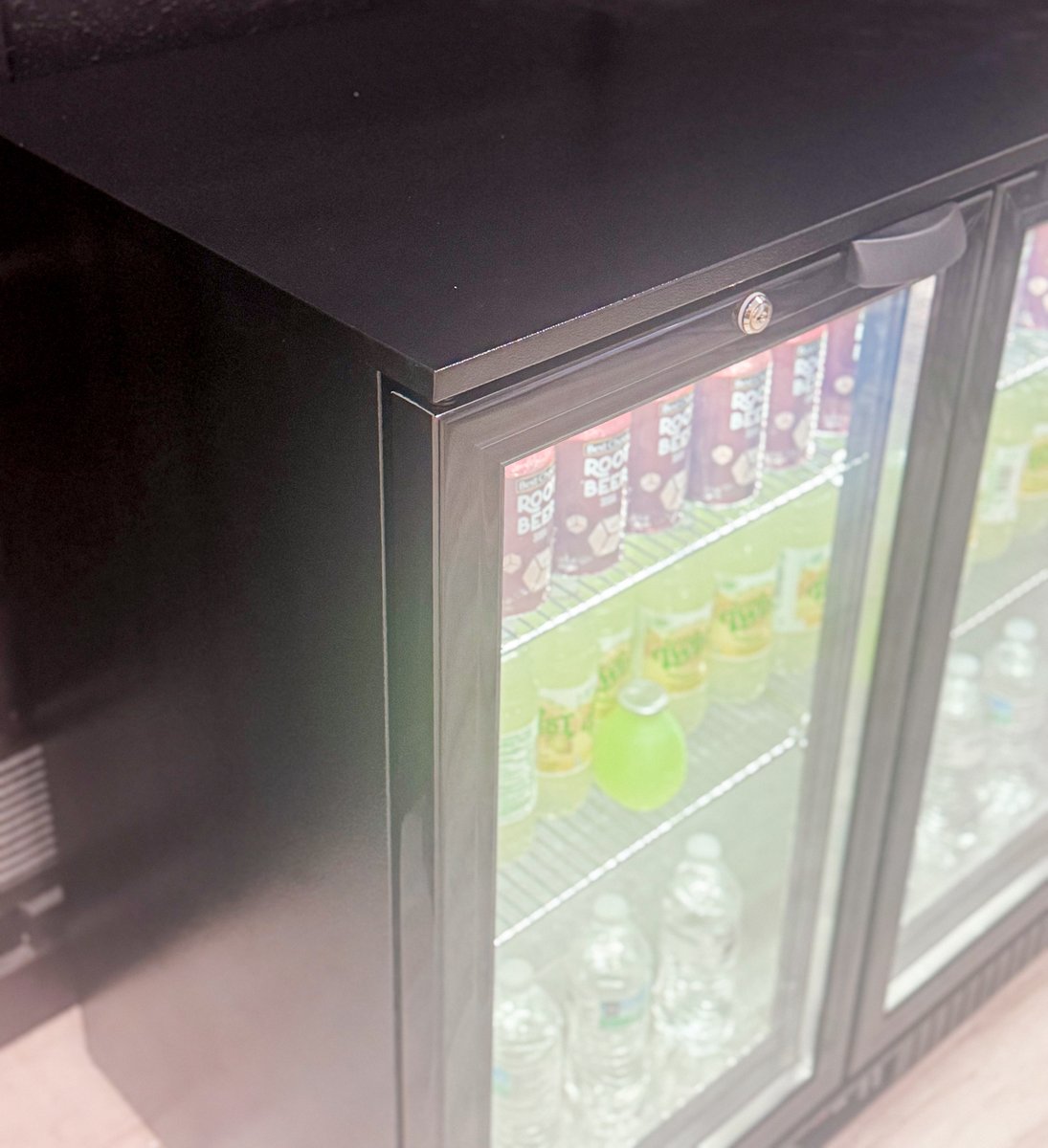 EmilyReviewsCom's tweet image. 🔥 Looking to upgrade your space? The #bodega Bar Cooler is a commercial-grade beverage fridge perfect for your home, man cave, or business. Sleek design. Ice-cold drinks. Big upgrade. emilyreviews.com/2026/01/bodega…
#BODEGA #BarSetup #HomeBar #ManCave #BeverageCooler