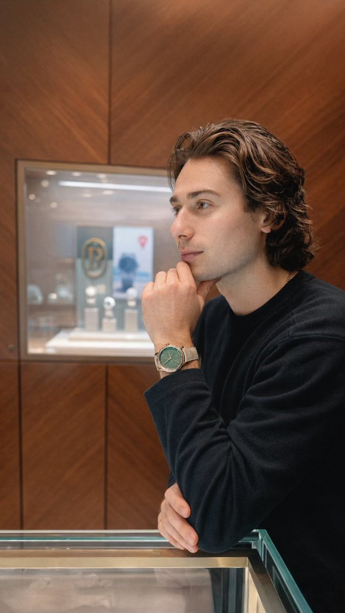 IM SORRY?!?!?!? HELLOOOOOO MR MODEL😍😍😍😍