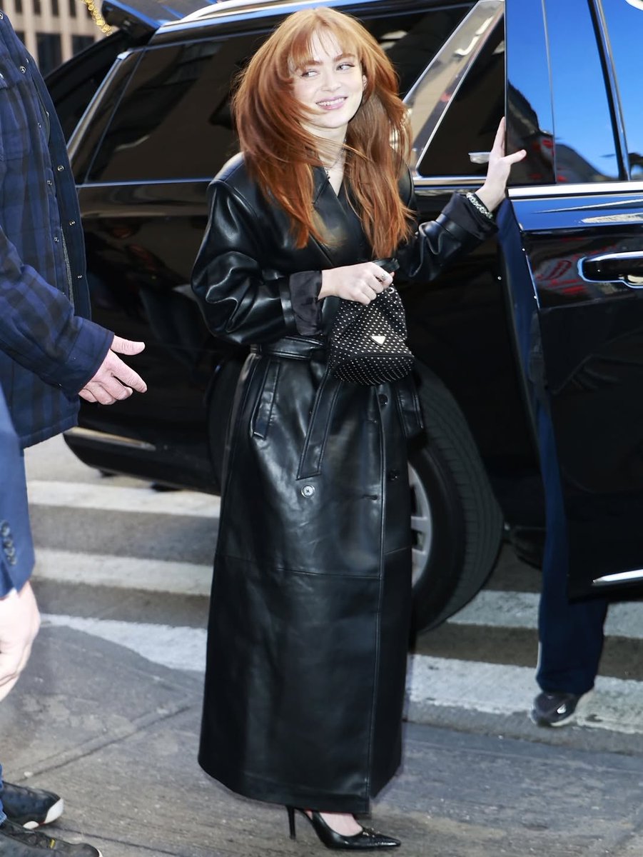 배우 브래드피트가 클래식 폰티액 르망과 함께한 '클리프 부스' 촬영 장면에서 포착됐습니다. 데이비드 핀처 감독도 브래드와 채팅하는  세트에서 한 쌍이 현장에서 함께 작업하는 모습을 발견했다. 📷: CPR/D.Sanchez / @backgrid_usa 라이선스 문의는  usasales@backgrid ..., image size:901x1200