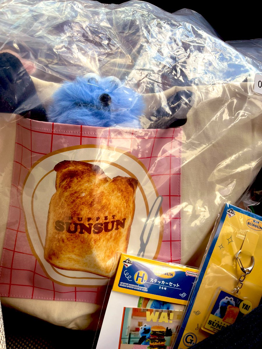 taro_0122's tweet photo. 奥さんに頼まれてスンスン？とか言うエルモみたいなやつの一番くじやってきた🏃‍♂️

C賞のブランケットが欲しい！って言われたけど、これB賞だしいいでしょう…笑

一番くじなんて初めてやったわ🤣 https://t.co/tyyZ11jLus