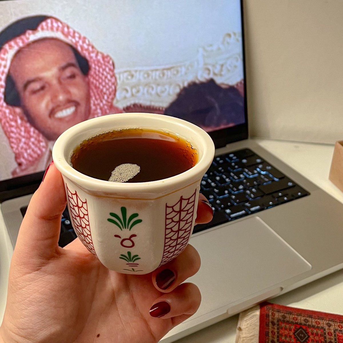 وردة الأحلام بعدك ضرّها ما ضرّها
رغم ذلك راضيه بالحال في شرّه وخيره

ارتشف قهوة صباحي واستلذ بمرّها
مثل ما يتلذذ القلب بـ سواياك المريره

من يحبّ الشمس نفسه ما تحمّل حرّها
ولّا أنا قلبي من شعوره عشق قسوة مصيره

بنتٍ تحفظ المحبّه عمْر؟ لله درّها
اعرف إنها في حياتك نعمه وفرصة أخيره