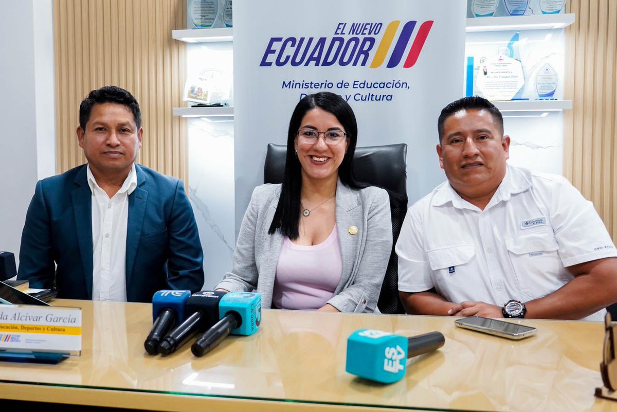 Educacion_Ec's tweet photo. ¡Seguimos transformando el futuro desde el territorio! 📍 En Santa Elena, la ministra @GildaAlcivarOk mantuvo un diálogo con medios de comunicación para reafirmar nuestro compromiso con la educación, deporte y cultura.

Durante el encuentro, destacó el impacto de #ImpúlsaT, nuestro curso gratuito diseñado para que jóvenes y adultos se preparen con éxito para el ingreso a los institutos tecnológicos públicos. 📚

#ElNuevoEcuador