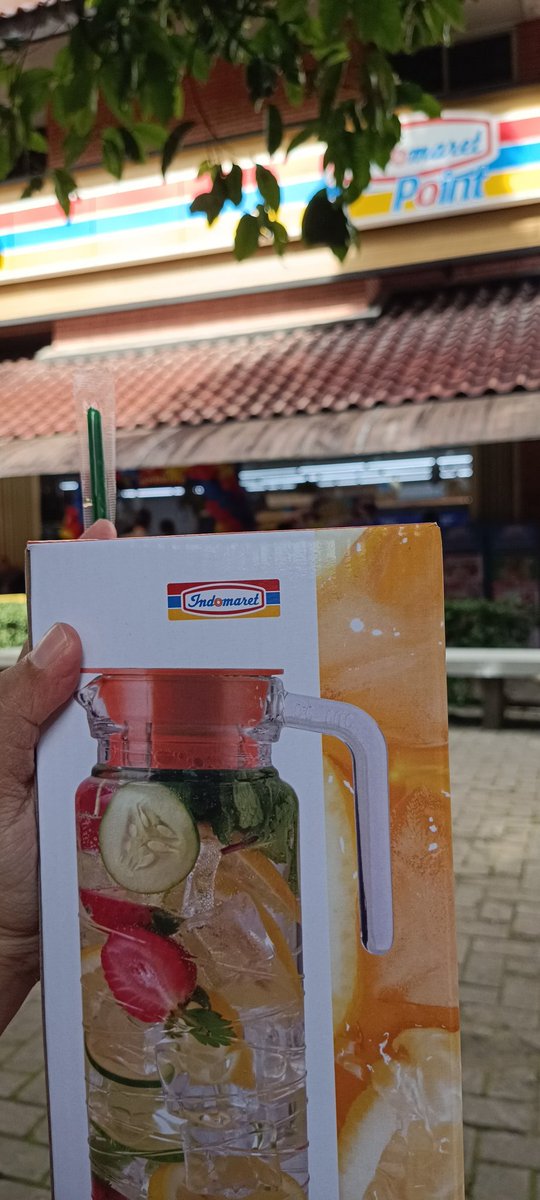 zzekyu's tweet image. wkwkwk opening indomaret dpt water jug gemmeey
