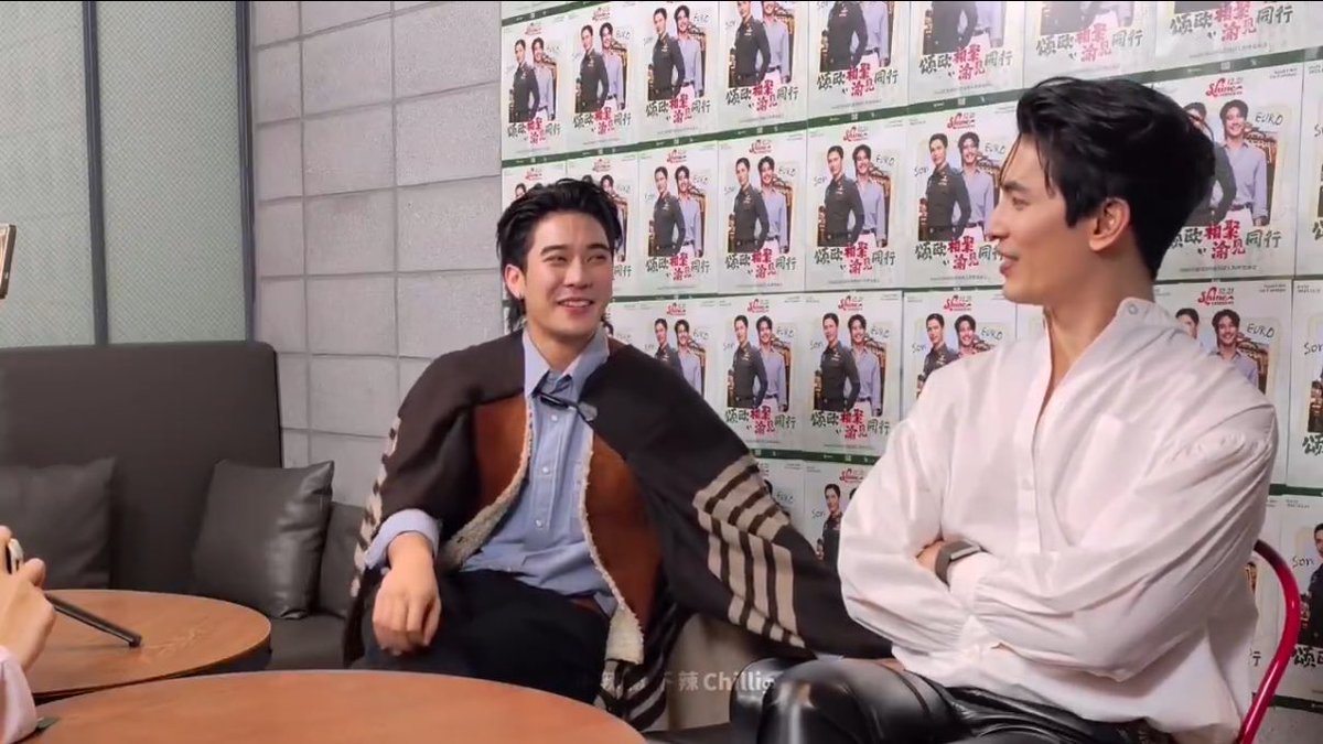 #สนยูโร เปรียบรสชาติของกันและกัน
🌲 ถึง ยูโร : ชาไทย - หวาน มัน กลมกล่อม
🎀 ถึง พี่สน : ช็อคโกแลต - หวาน อร่อย หอม

กู:  ห๊ะ ห๊ะ ห๊ะ

แล้วน้องยูโรเขินจนปิดหน้า แง้ แล้วพี่สนกอดอกจ้องรอคำตอบจากน้องเลยด้วยซ้ำ เมะรุกเคะเกิน ใครจะไม่เขิน ฮือ 🥹 #สนยูโร