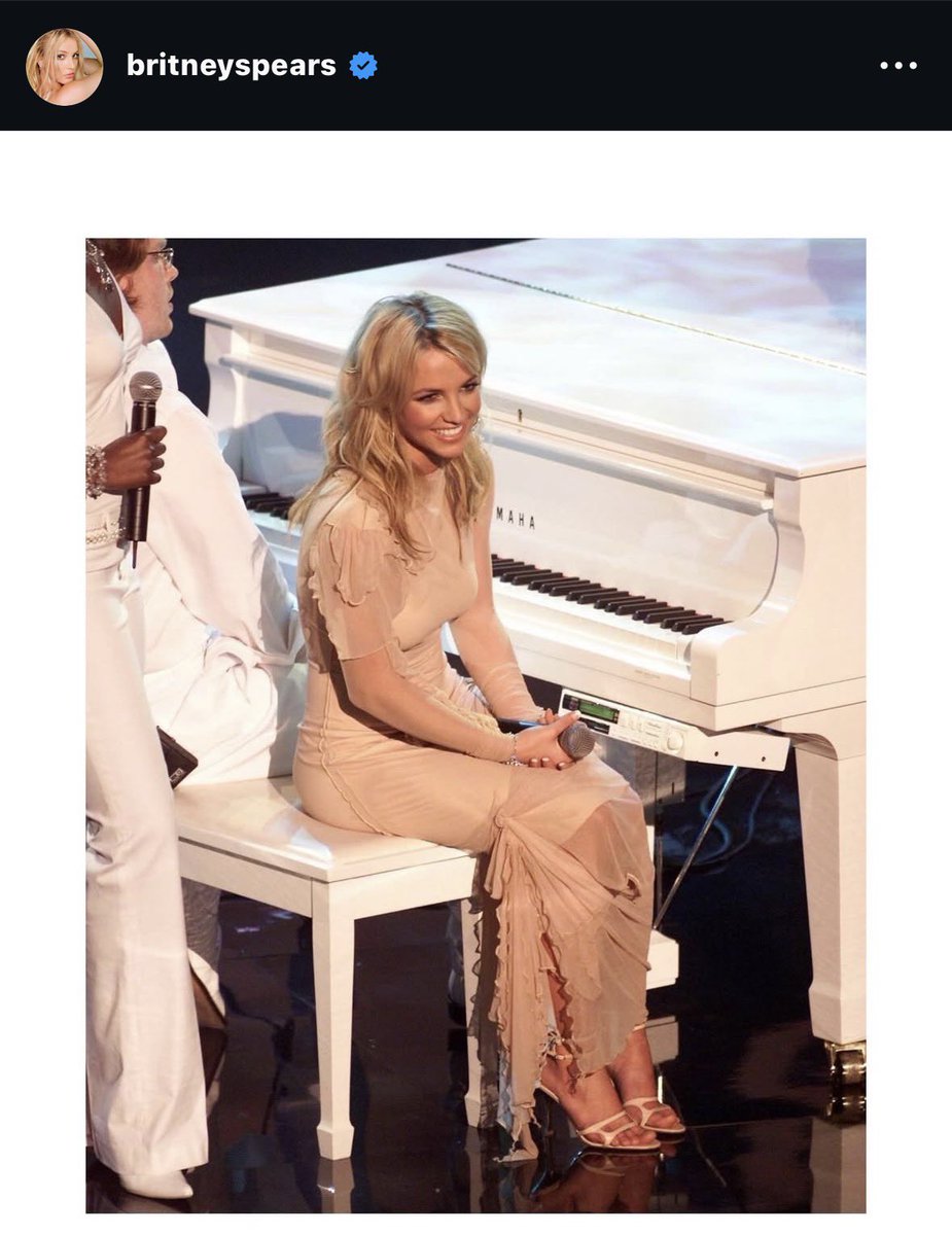 rivotrilney's tweet image. a foto da britney usada na capa do reels do secretário de cultura e a foto que a britney postou minutos depois … ai olha 😭