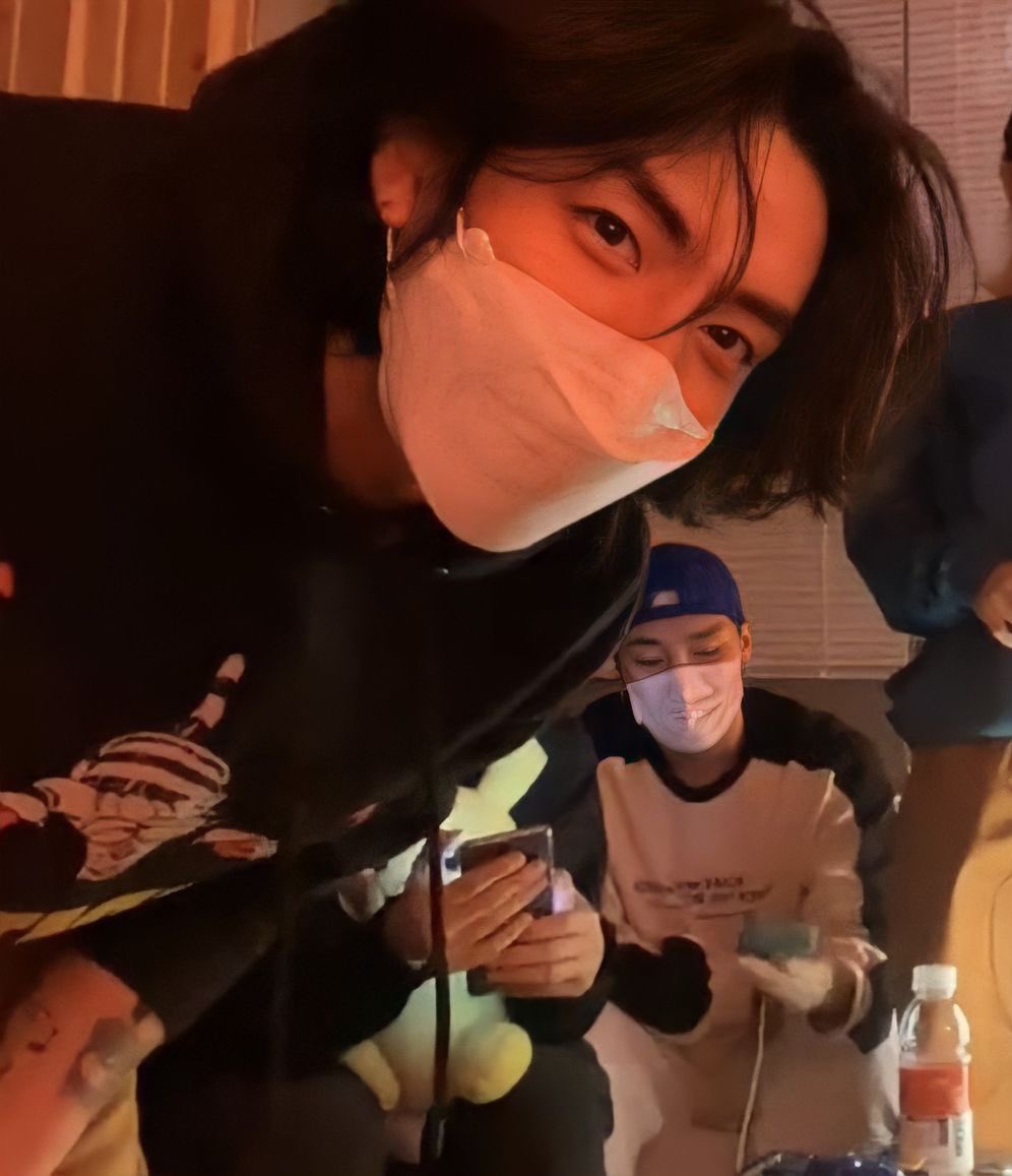 jupe__'s tweet image. O Ian falou que tá deixando o cabelo crescer pra estilizar melhor, pra nova era. Mds se ele me aparece com esse cabelo grande aqui EU NÃO RESPONDEREI POR MIM