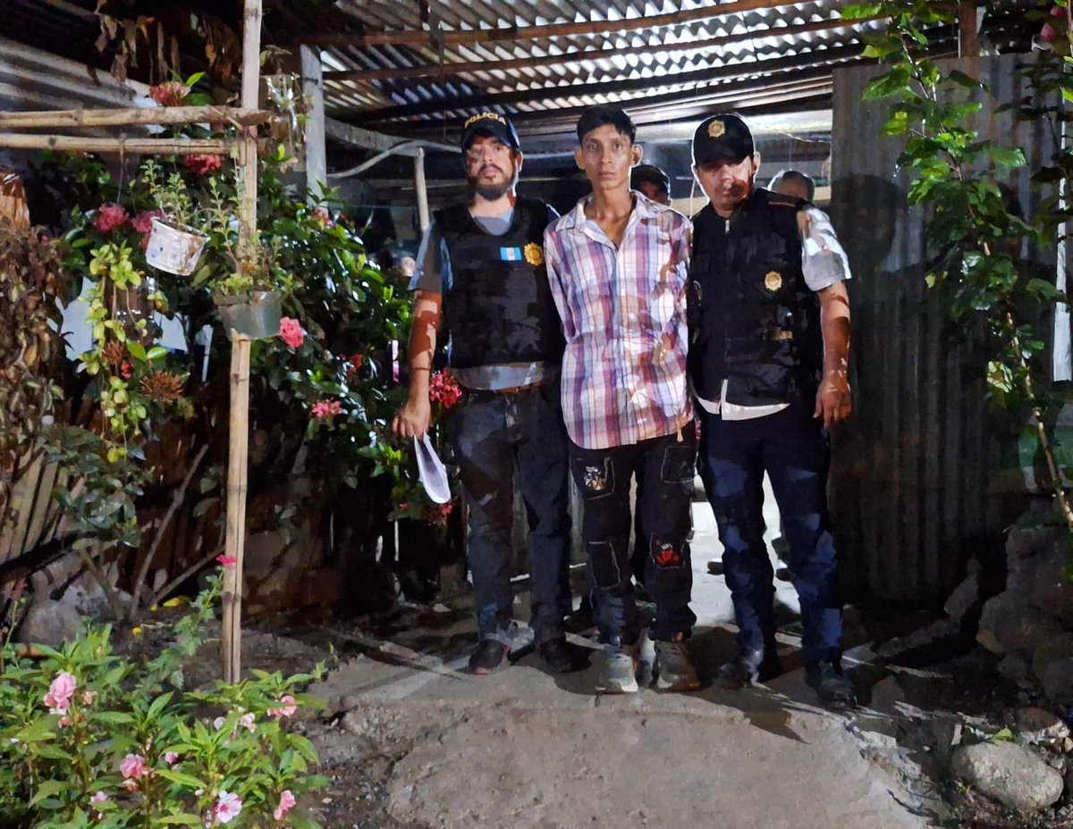 #LoUltimo

Capturan a responsable del crimen de su esposa e hija, fue capturado en inmueble en la colonia Peñaflor 3, Siquinalá, Escuintla.
#Endesarrollo