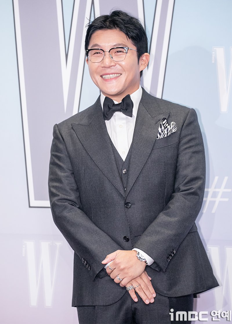 imbcenews's tweet photo. "조세호, 수십년 전부터 조폭들과 유착"…폭로자, 술자리 사진 공개 
#조세호 #ChoSaeho #조폭유착 #폭로자 #술자리사진 
#수억시계 #유흥업소 #접대 #추가폭로 #SNS #iMBC연예 

8일 범죄 제보 채널 운영자 A씨는 자신의 SNS에 "조세호와 관련해 저를 비난하는 분들도 있을 거라 생각한다"며 

"조세호는 대중의 신뢰와 영향력을 먹고 사는 유명인이다. 공인은 오해를 살 만한 관계 자체를 관리해야 할 책임이 있다. 조세호는 수십 년 전부터 이미 조폭들과 유착이 있었다"고 주장했다.

A씨는 "어린 나이에 수억짜리 외제차를 몰고 수억짜리 시계를 차고 있으며, 그를 수행하는 조직원도 있다. 

그걸 알고도 그가 운영하는 사업체를 홍보해주고, 친구니까 명품 선물을 받고 수억짜리 시계를 협찬받고 고급 술집에서 몇 백, 몇 천만 원 접대를 받는 게 말이 된다고 생각하냐"며 

"조세호가 정말 죄가 없다고 생각했으면 하차했을까. 날 고소한다는 사람이 두바이로 도피했고, 그 시점에 딱 방송 복귀가 이뤄졌다. 우연일까"라고 이야기헀다.

🔗https://t.co/gfX16Nykn2