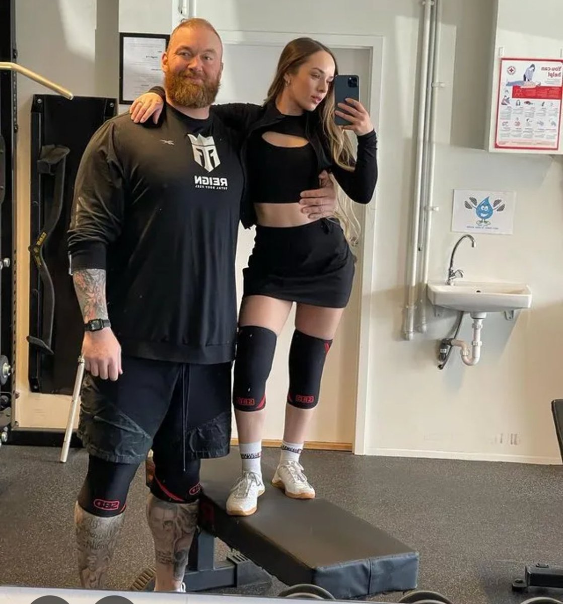 Honkeykong423's tweet photo. @ItxWendy You guys are complete morons that's his wife Kelsey and she's 35 you idiots. He's also a massive human being who played on game of thrones and she's in fitness he's like 6'10 and she's 5'2 so gee no wonder she looks small https://t.co/HLZW1OT7Mx