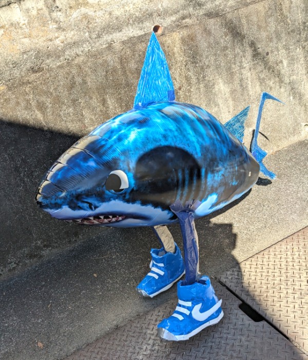 サメのバルーンを使ってトララレロ・トラララを作成🦈
自立させるためバルーンショップでヘリウムガスを入れてもらったら、二千円かかりました💧
#TralaleroTralala #イタリアンブレインロット