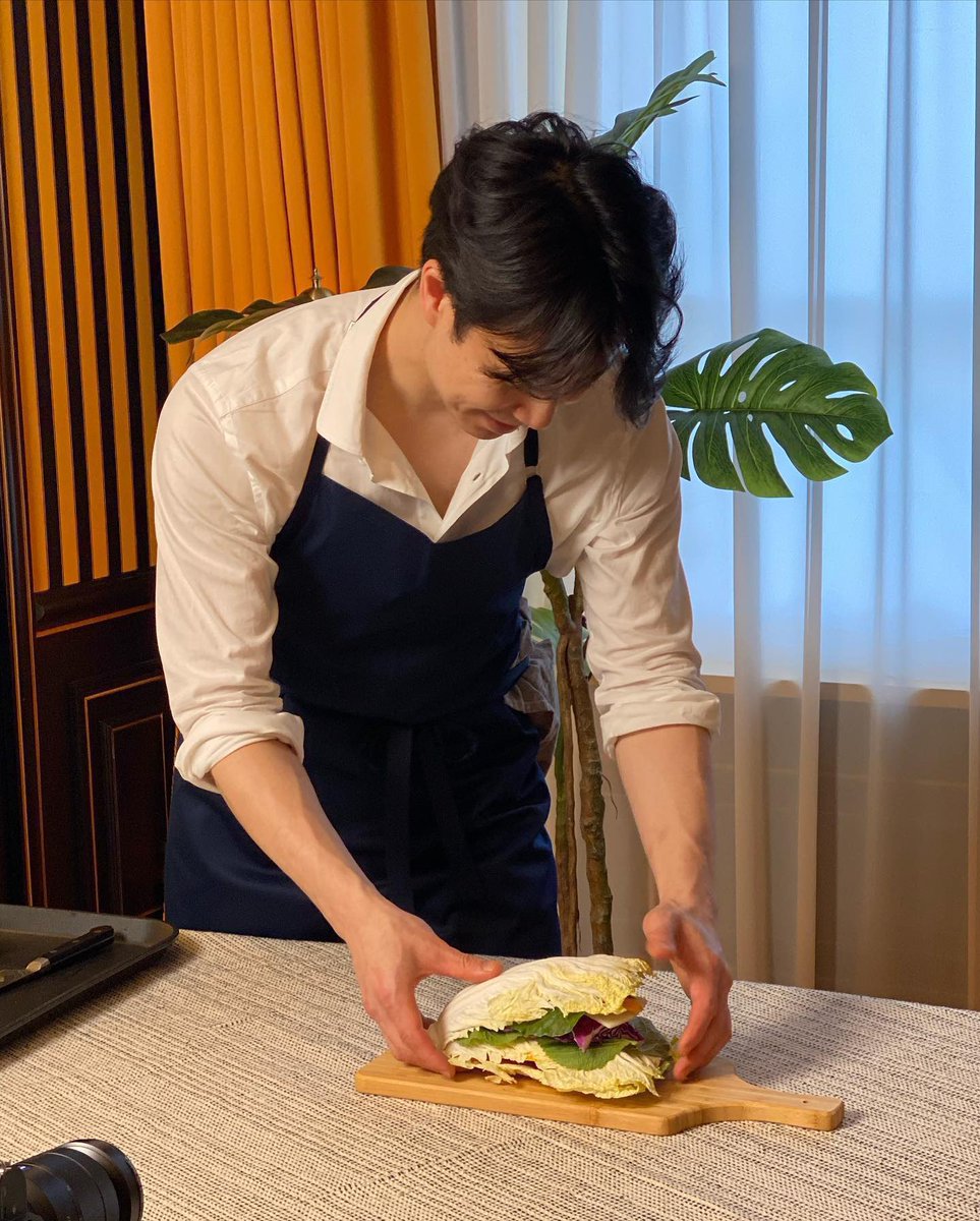 toujoursfaye's tweet photo. insert that “looking for a man in culinary… strong hands… feeds me… nice eyes” audio 😔 chef son jongwon save meeee…. https://t.co/gf8WzkUE9f