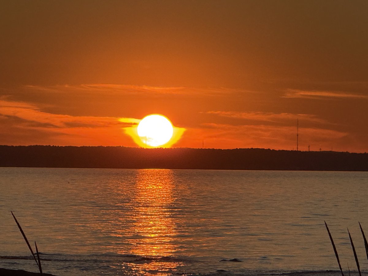 mmuhlfelder's tweet image. Don’t let the sunset and #calmocean fool you. It’s cold on #capecodbay ( as it should be)