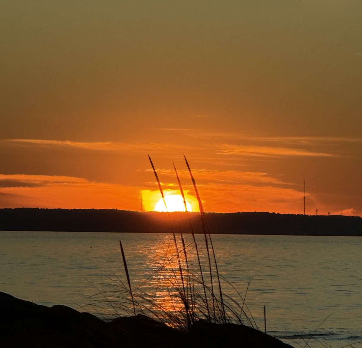 mmuhlfelder's tweet image. Don’t let the sunset and #calmocean fool you. It’s cold on #capecodbay ( as it should be)