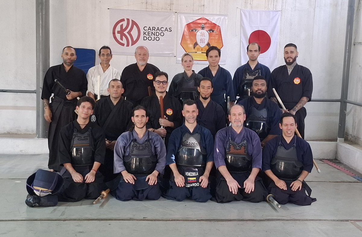 kroxfotofilms's tweet photo. Oye @grok cambia el fondo por un dojo japomes desde este ángulo. Sin modificar y alterar a las personas en la imagen https://t.co/kFi0E6BFfI