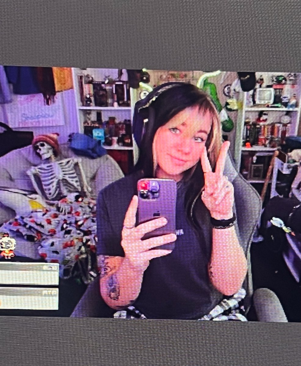 Starsinfinity's tweet image. YELLO TWOTTER !!! it’s time for more leon kennedy, i love this game a lot and i never wanna stop playing resident evil 🙂‍↕️
twitch.tv/starsinfinity1