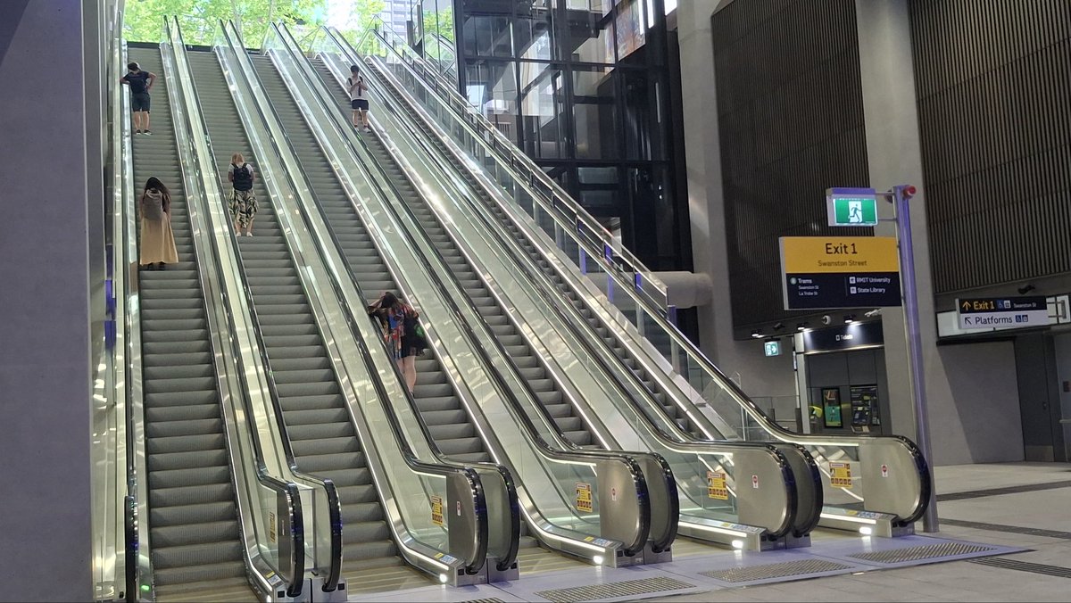craig_halsall's tweet image. Just a trickle using new #StateLibraryStation entrance at 8:40 Fri 9 Jan, but nice shortcut if you need it 👍

#MetroTunnel #SummerStart #MetroTrains
