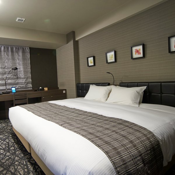 miicosann's tweet image. 東京の『マンガよみ放題ホテル』がコスパよすぎる。1人4,500円〜(2名1室)のぶっとび価格…なのに、24時間ラウンジで“カレー＆うどん・ドリンクたべ飲み放題”の無料サービスあるの。さらに空港アクセスばつぐんのここは、