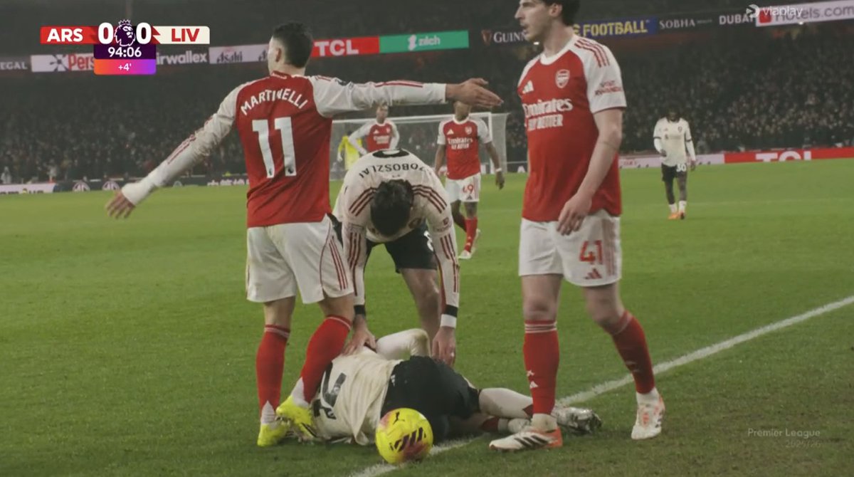 TouchlineX's tweet image. 📸 - Martinelli was pushing his knee in the back of Bradley to get him out of the pitch, and then he started pushing him.