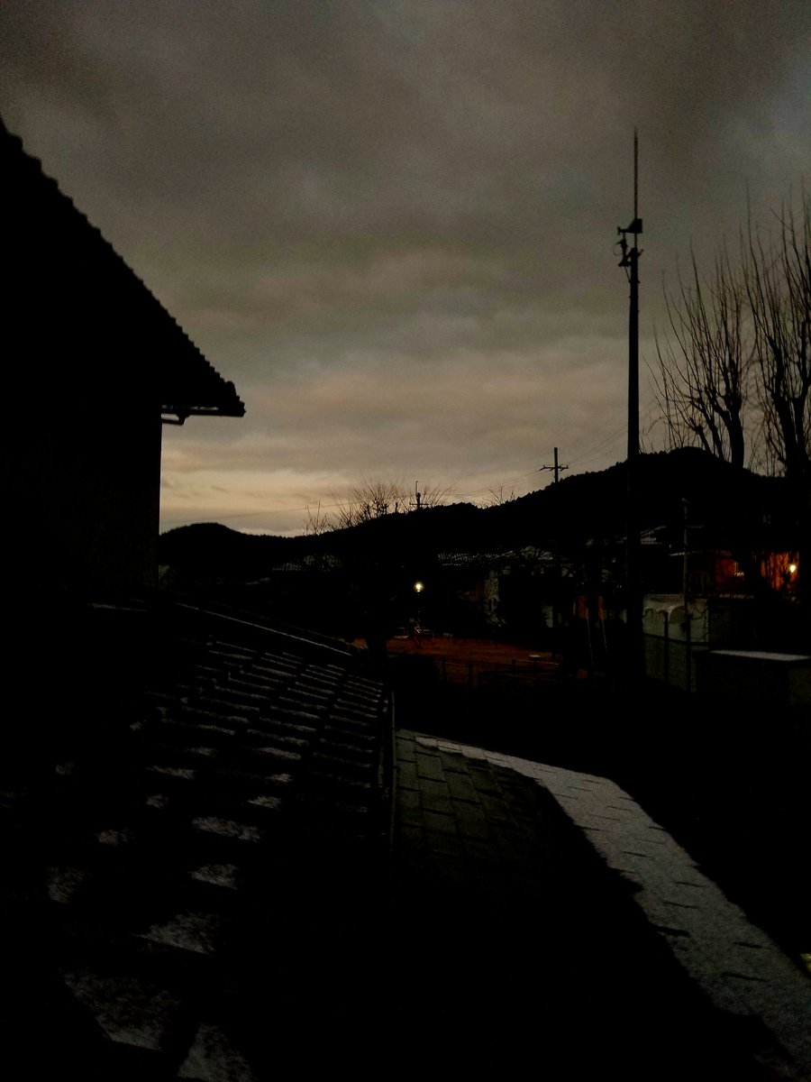 おはようさんでございます

-1℃
夜中の雪がうっすら白
お月さんも星も風もなく
ただただ足の底から突き抜ける
冷たさ

人は温かい方がええ
そやけどピリッと冷たく
ピリッと厳しい目も必要なんや

#イマソラ
#いまそら