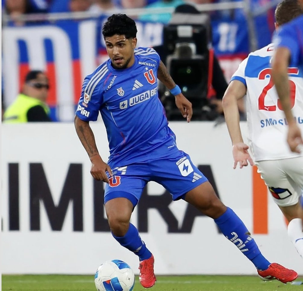 SGodoyAcosta's tweet photo. El lateral/volante Antonio Díaz (25) se integrará el lunes a la pretemporada en 🇺🇾 de #UdeConcepción. Llega cedido desde #UdeChile, se suma a Jeison Fuentealba y David Retamal, que llegan al Campanil en la misma condición. En 2025 sumó minutos en 17 partidos con los azules. https://t.co/LwnmXMfCEa
